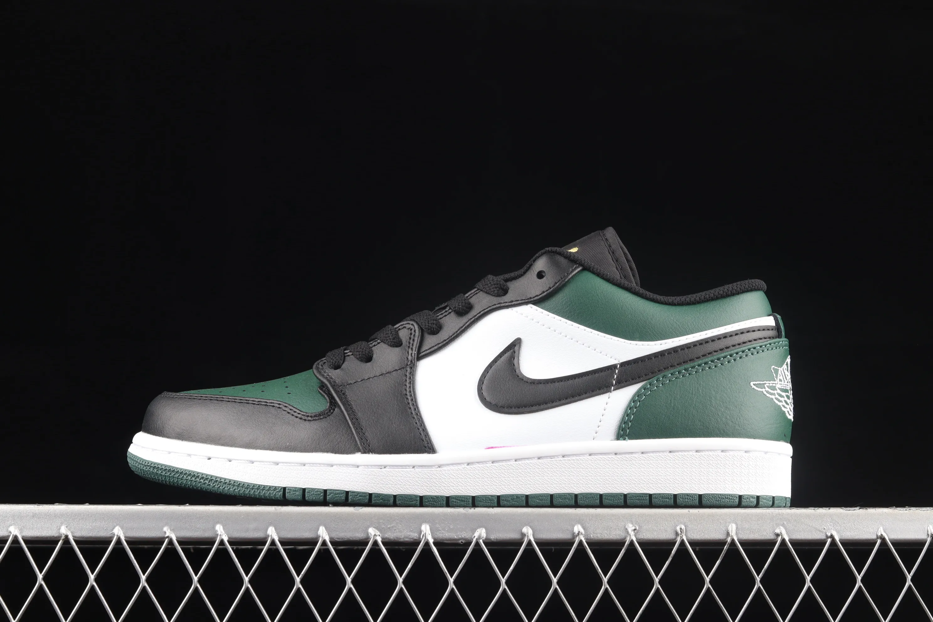 All categories Air Jordan Jordan series basketball shoes Air Jordan 1 Low G version pure original Air Jordan 1 Low AJ1 Joe 1 black and white green low-top cultural basketball shoes 553558-371